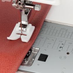 Janome Antihaft-Stichplatte mit Antihaftfuß im Set...