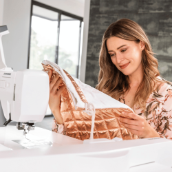 Janome Continental M17 Näh- und Stickmaschine