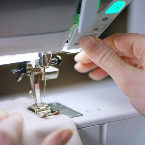Bernina 480 halbautomatischer Nadeleinfädler
