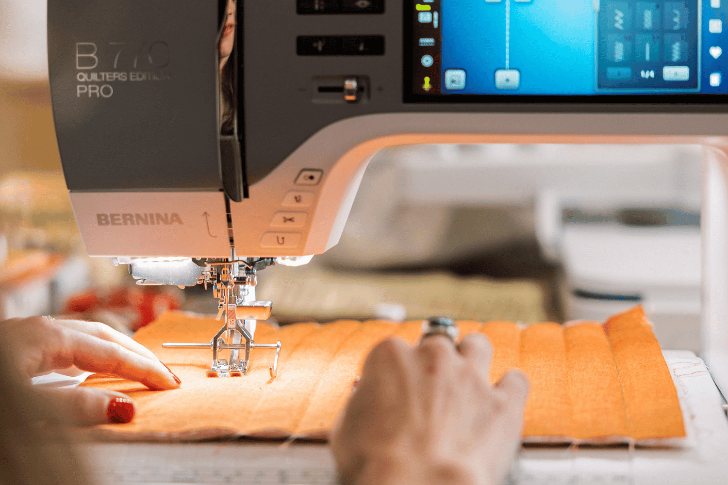BERNINA 770 QE PRO beim Quilten eines orangefarbenen Quiltprojekts