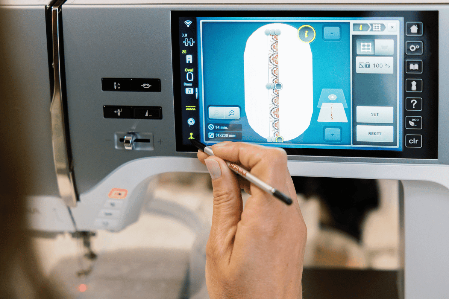 BERNINA 770 QE PRO Touchscreen mit Stich- und Motivauswahl