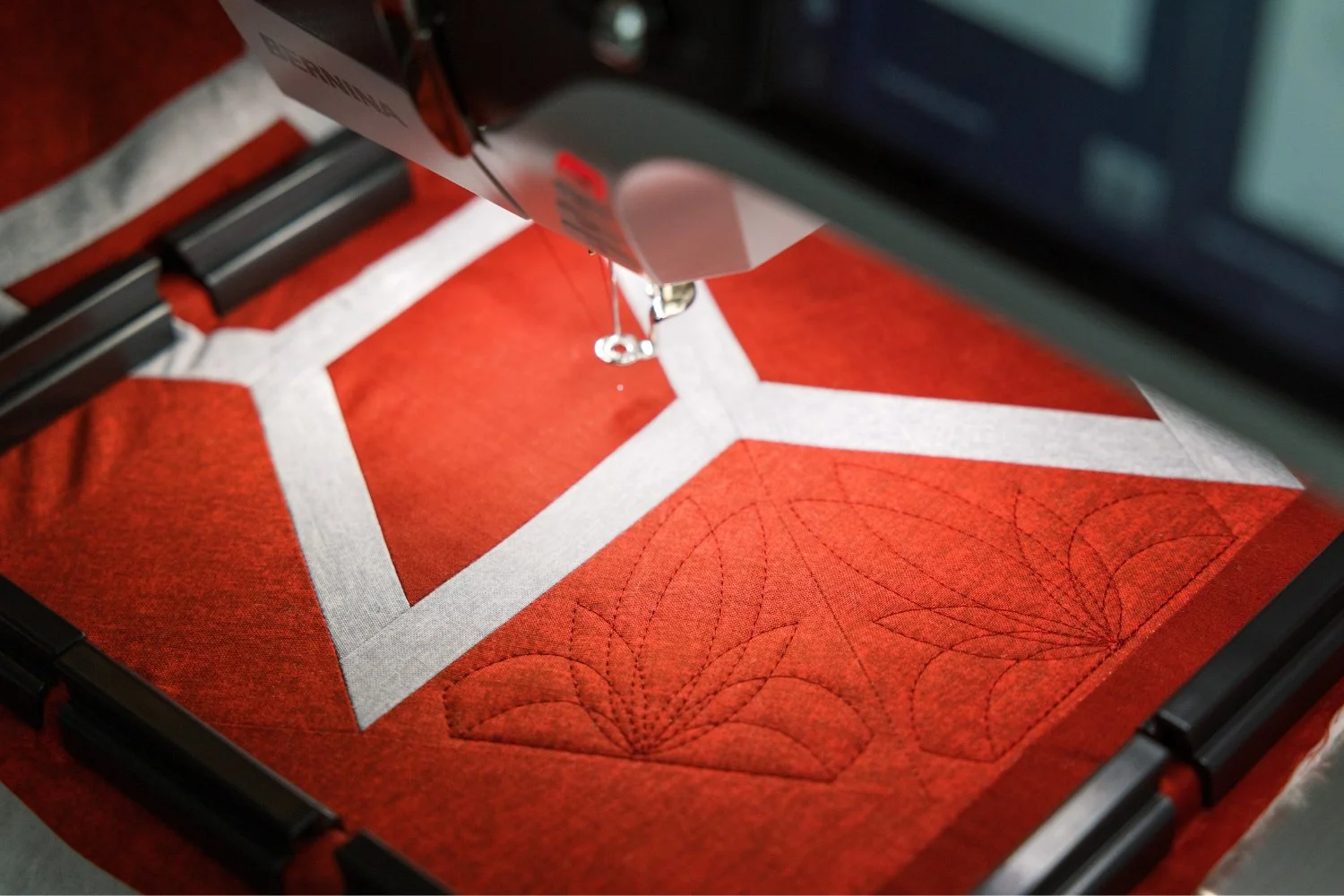 Quiltmuster mit der BERNINA 790 ULTRA zuschneiden und miteinander verbinden