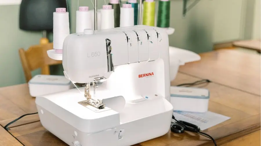 BERNINA L650 heller Nähbereich