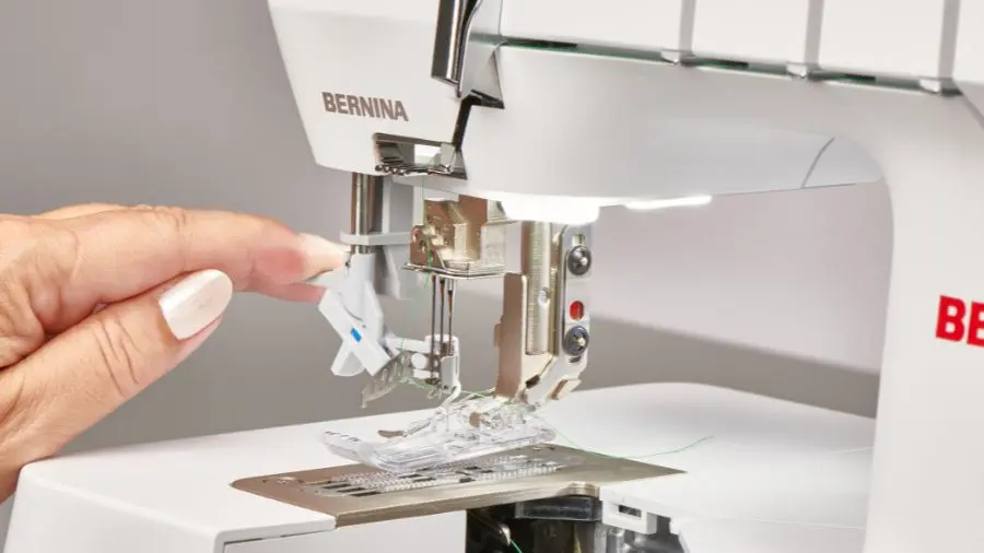 BERNINA L660 integrierter Nadeleinfädler