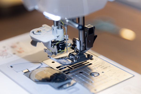 Nadeleinfädler der Brother Innov-is A65 in Nahaufnahme