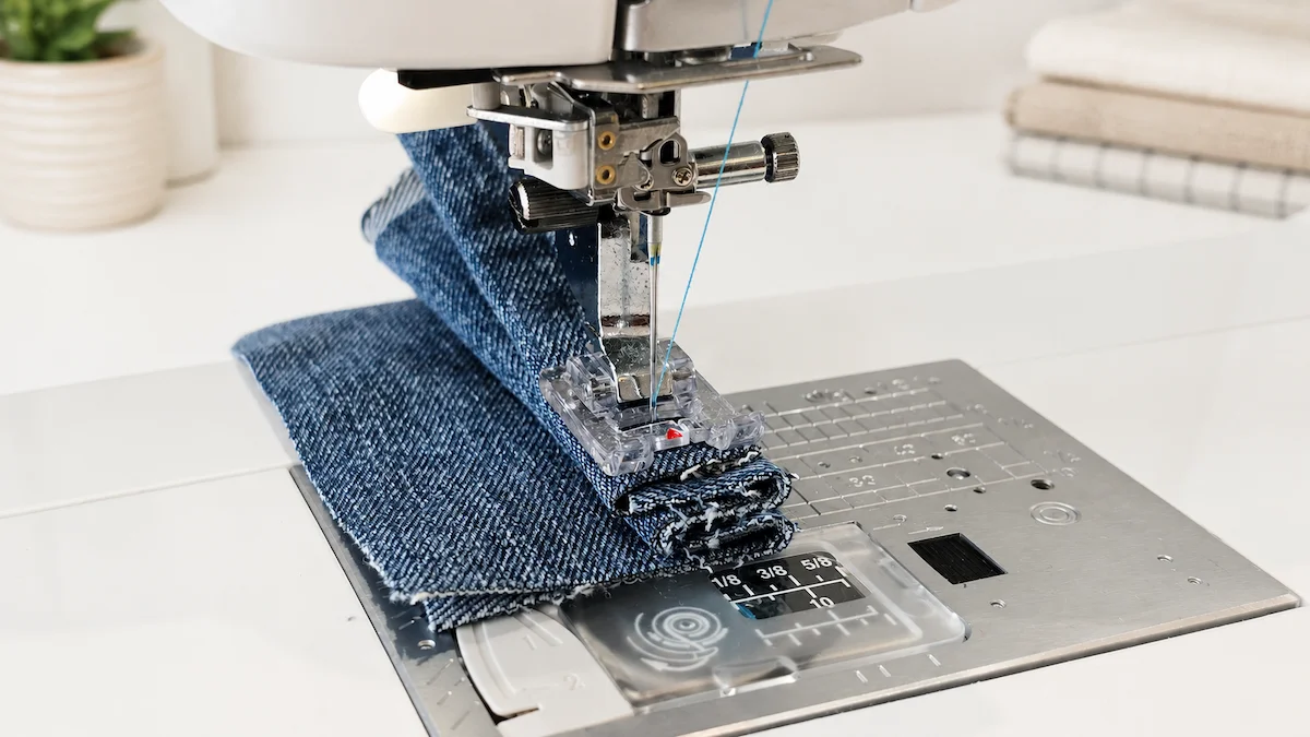Janome Memory Craft 6700 Professional beim Nähen mehrerer dicker Jeanslagen