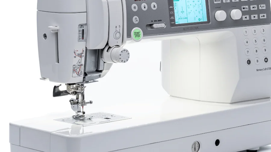Janome Memory Craft 6700P Nähbereich mit LED-Beleuchtung