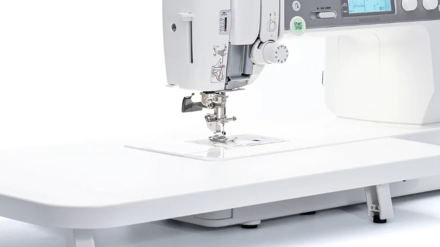 Janome Memory Craft 6700P großer Arbeitsbereich mit viel Platz rechts der Nadel