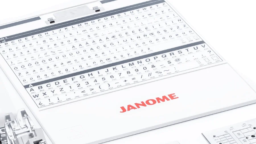Weitere Stichübersicht der Janome Memory Craft 6700P mit Alphabeten und Stichmustern