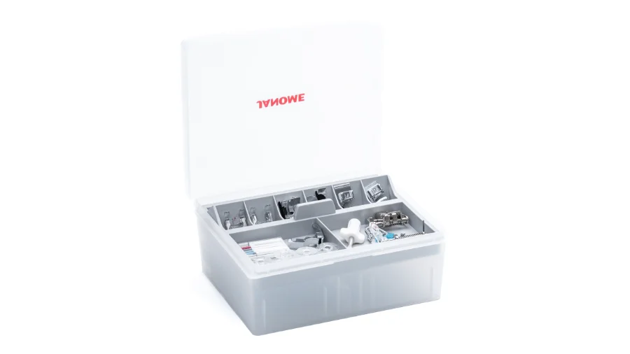 Zubehörbox der Janome Memory Craft 6700P mit Nähfüßen, Spulen und Werkzeug