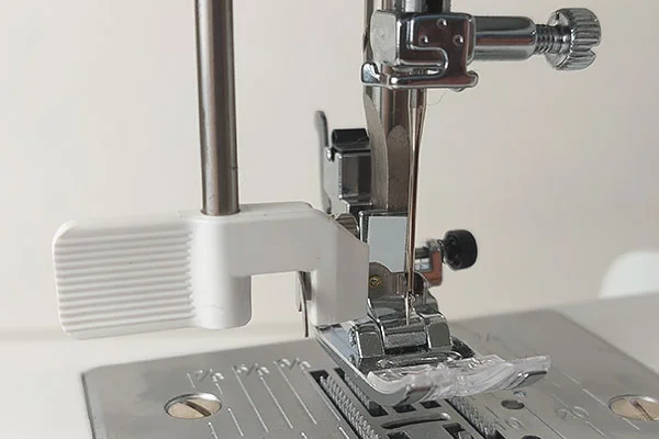 Necchi NC-204D Nadeleinfädler